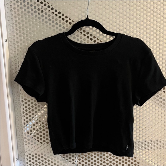 TNA Tops - Aritzia TNA Fitted Crop Short Sleeve Tee Size XL in Black GUC